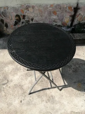 Black foldable plastic table 2ft