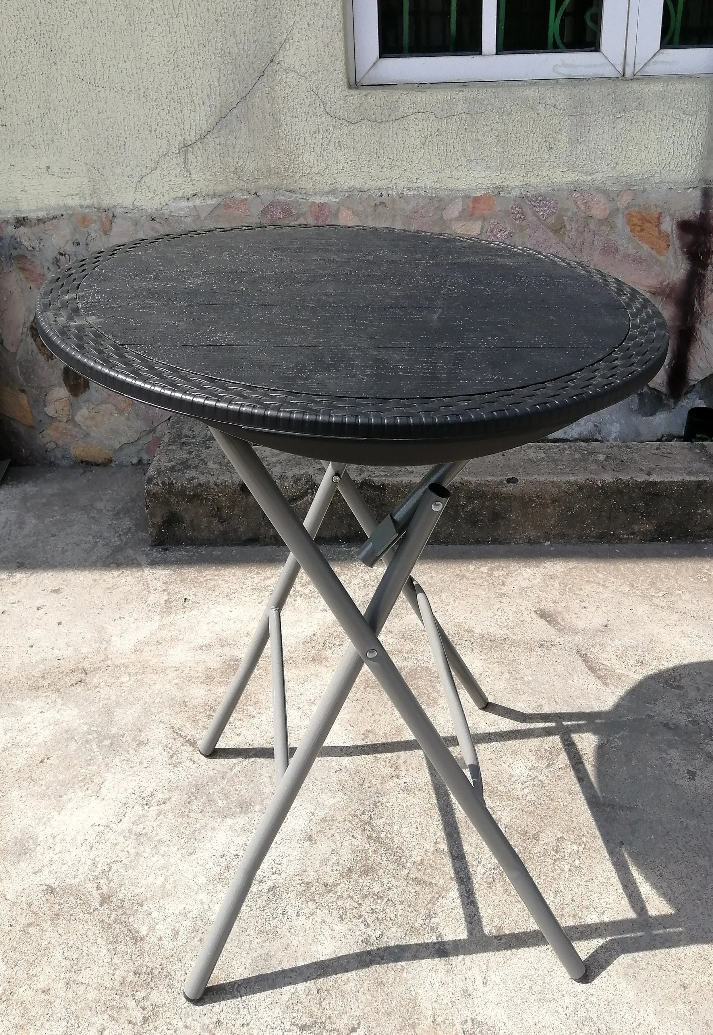 Black foldable plastic table 2ft