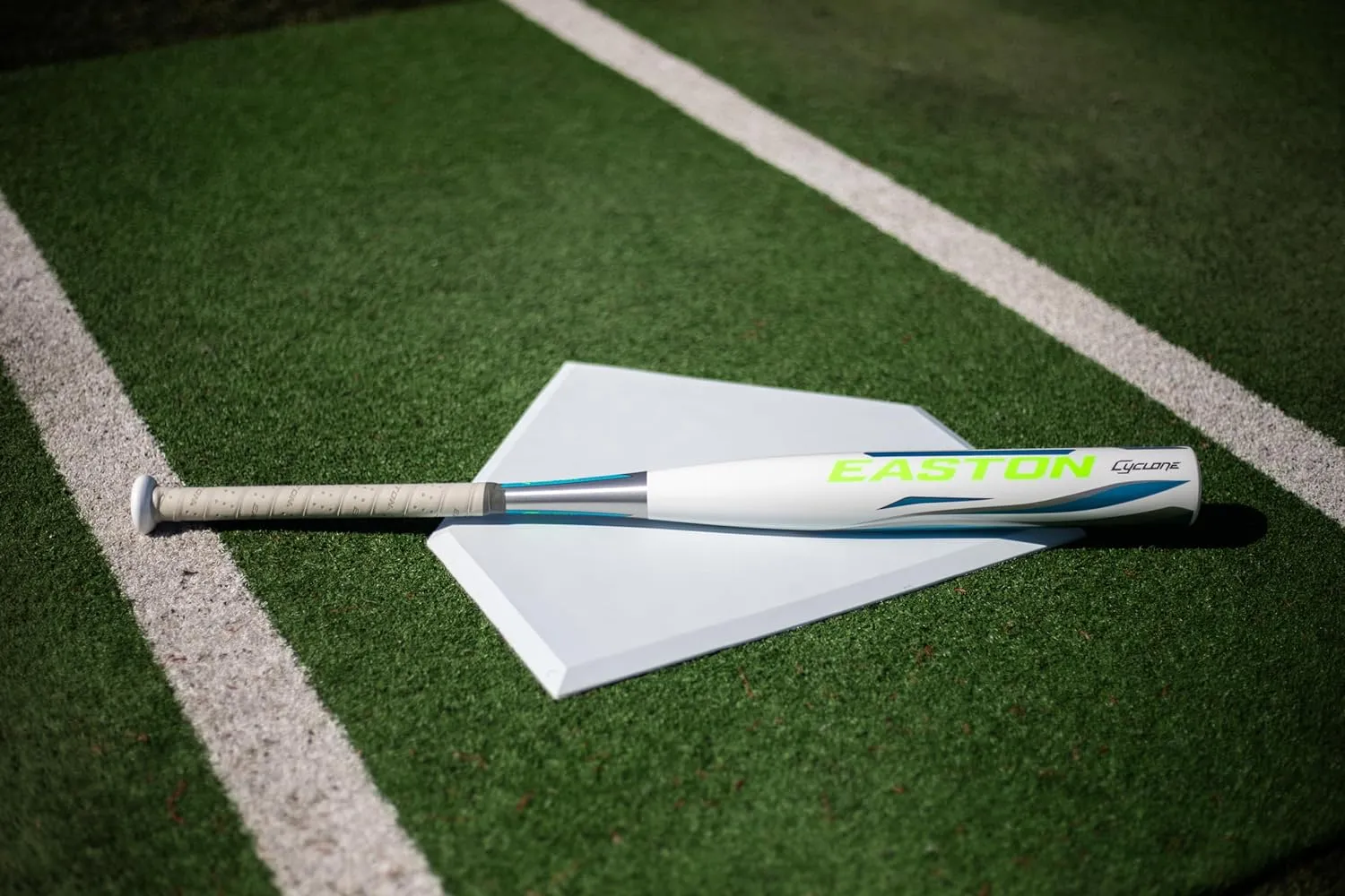 Easton | Cyclone Fastpitch Softball Bat | Approved for All Fields | -10 Drop | 1 Pc. Aluminum
