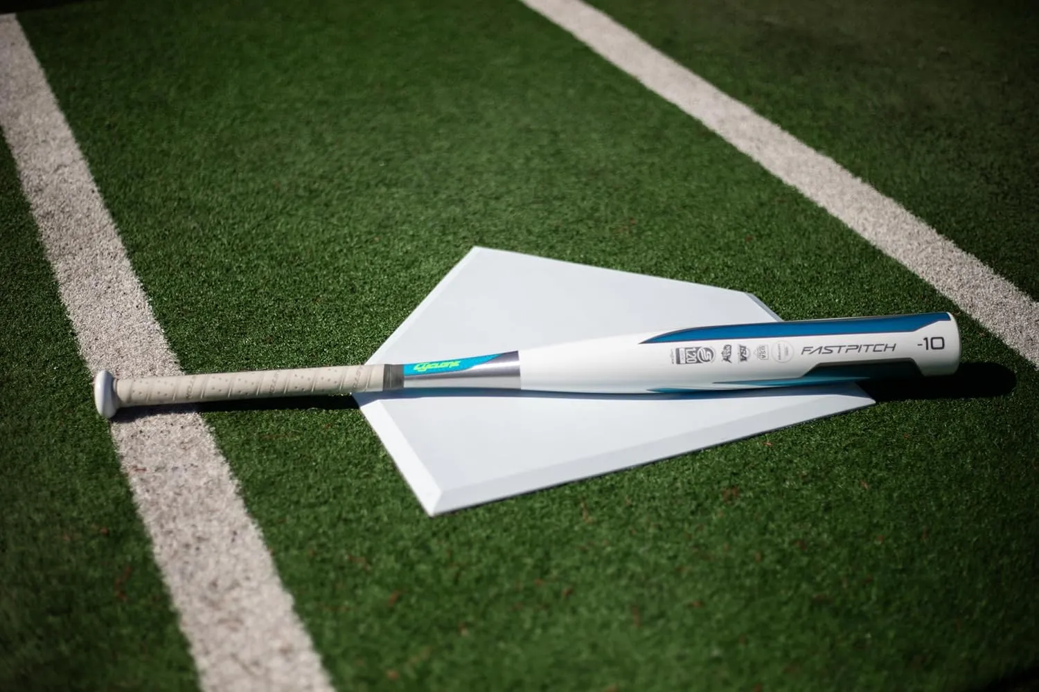 Easton | Cyclone Fastpitch Softball Bat | Approved for All Fields | -10 Drop | 1 Pc. Aluminum