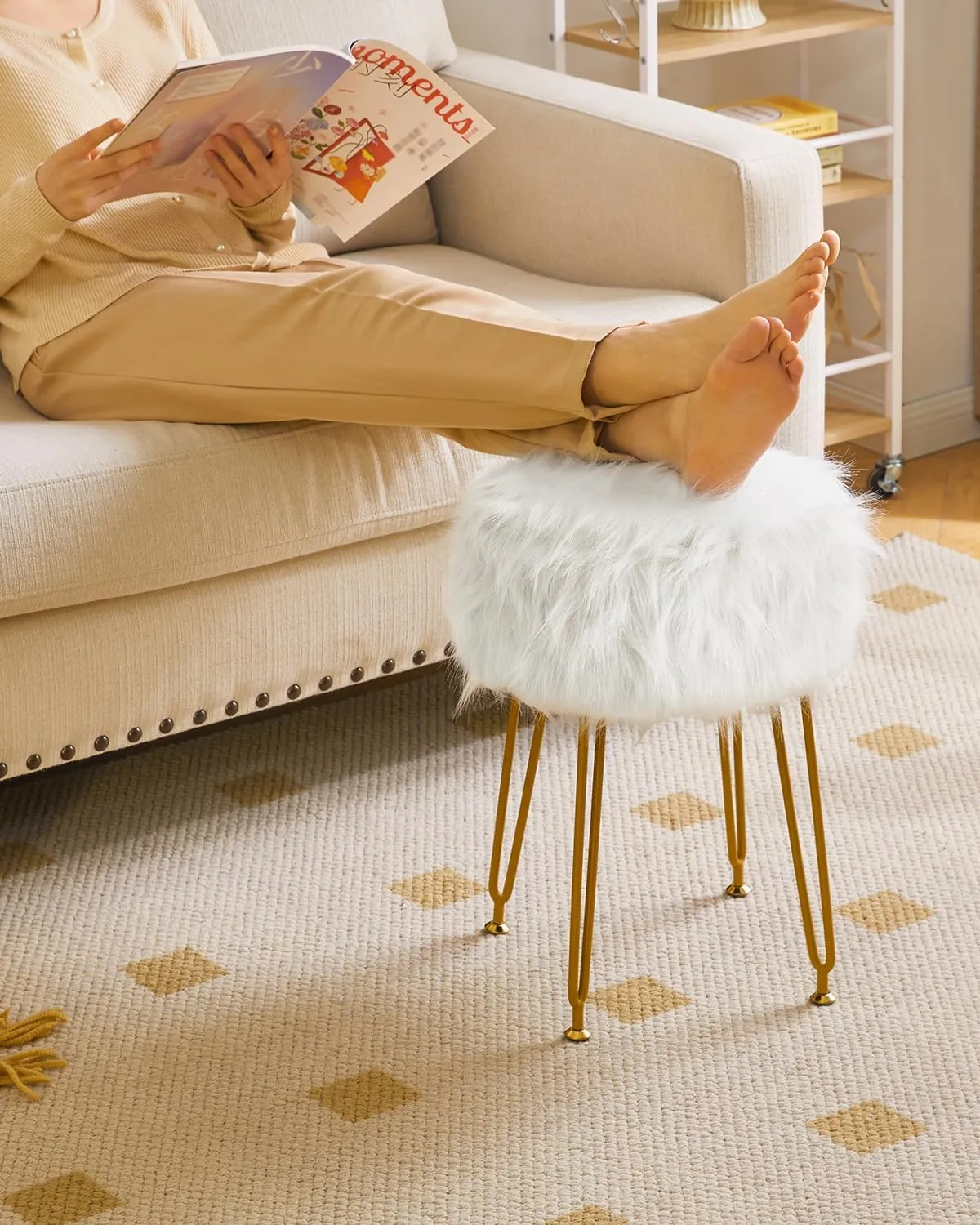 IBUYKE Round Faux Fur Vanity Stool with Storage, Furry Makeup Chair Ottoman, Soft Padded Seat, Round Footrest Footstools with 4 Metal Legs, for Living Room Bedroom Entryway, White WBD021W